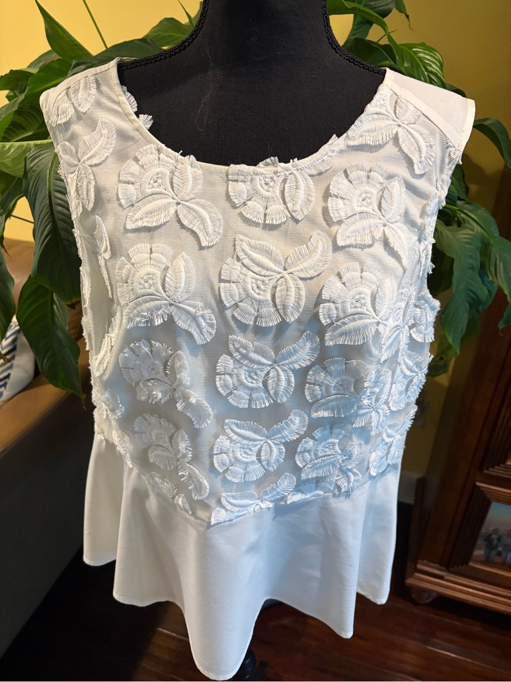 NWOT! Liz Claiborne White 3D Floral Embroidered Sleeveless Peplum Top-Large